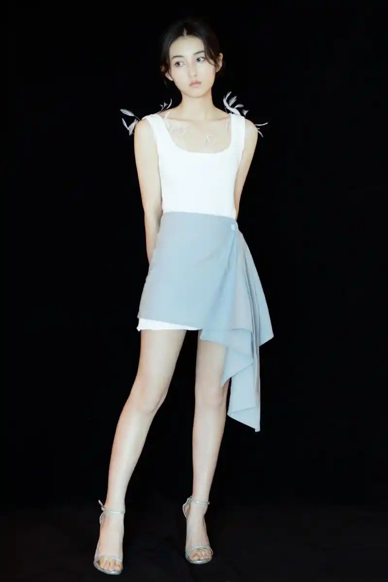 张子枫把18岁的美演绎到极致穿羽毛背带裙甜美仙气似公主