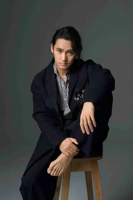 袁弘全新写真赤脚出镜红蓝光影碰撞尽显随性不羁