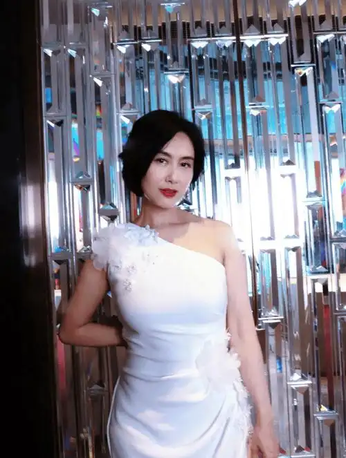 原创53岁朱茵出席活动穿无袖紧身裙上围傲人身材丰腴尽显成熟风范