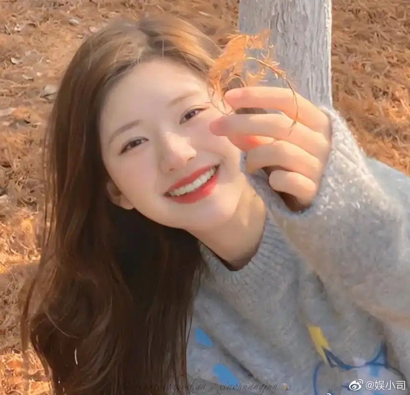赵露思#甜美女孩 每一张都适合做头像她是怎么做到的甜"死" - 兑趑