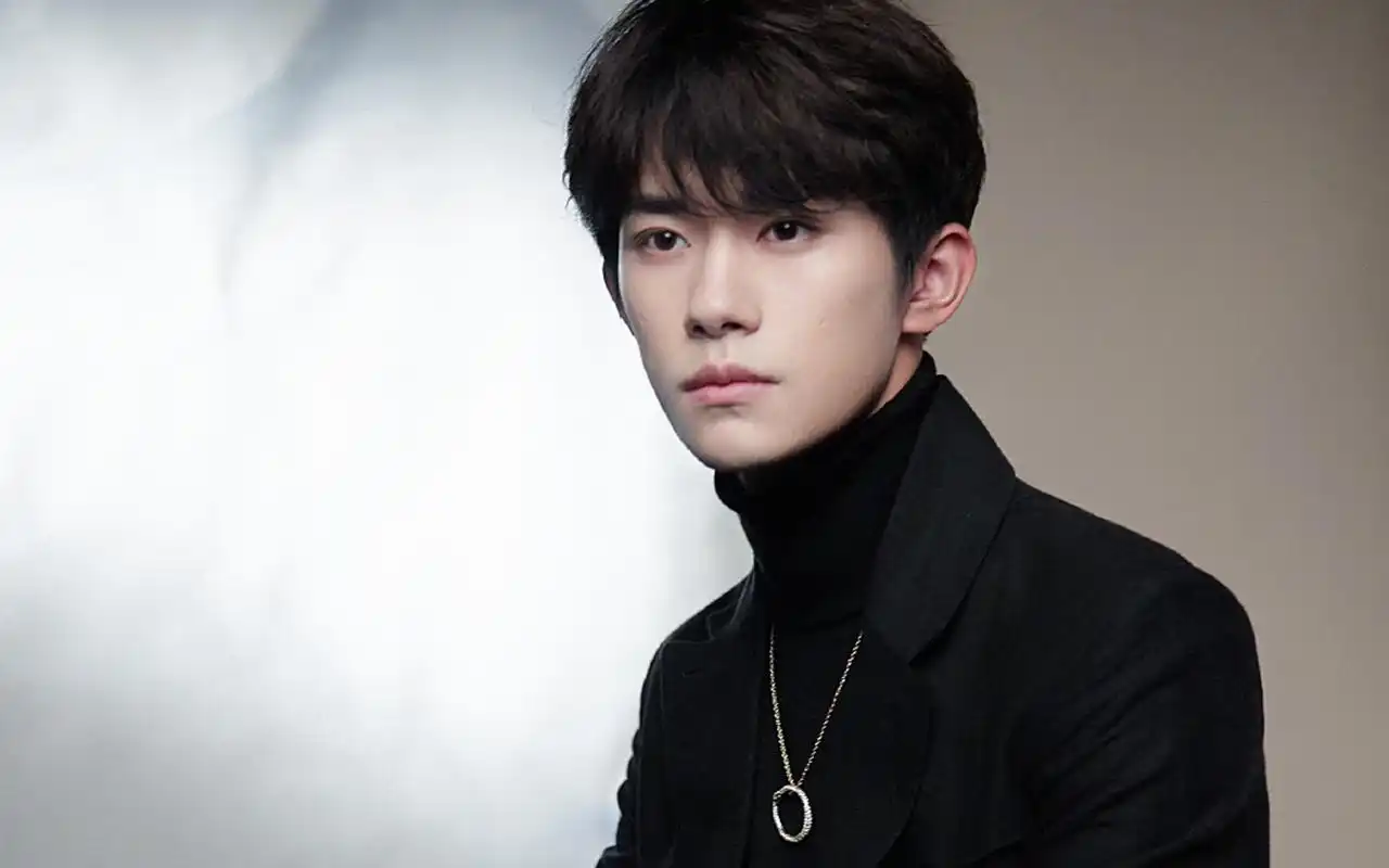 易烊千玺精致帅气写真桌面壁纸