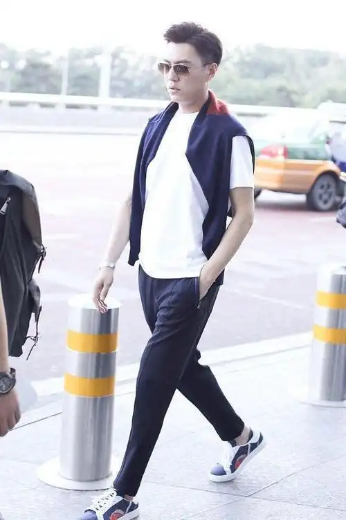 靳东老干部形象崩塌一身休闲装简单有质感走到哪都是焦点