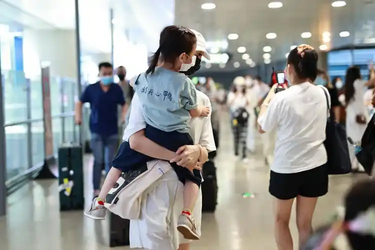 朱亚文一家四口画面温馨 小萝莉被妈妈抱乖萌可爱