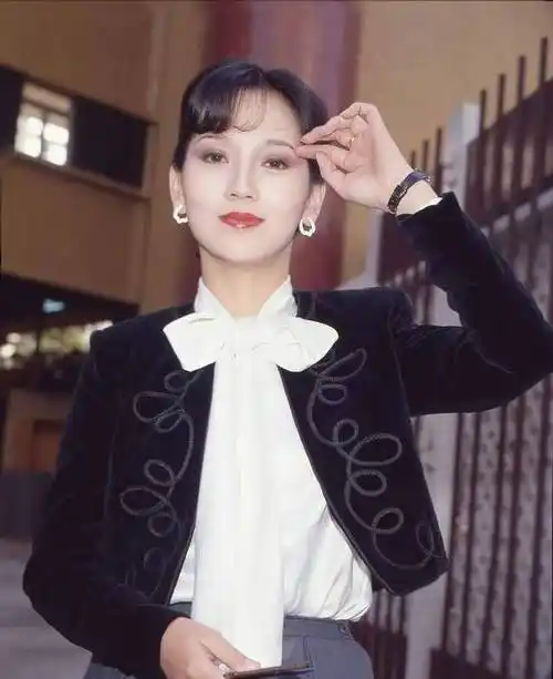 赵雅芝晒出年轻时的照片,青涩脸庞和稚美的眼神,不愧为影视女神_年龄