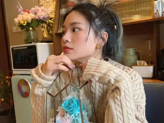 33岁黄英晒落日美照,与老公甜蜜互动,两个孩子的妈依然年轻美丽