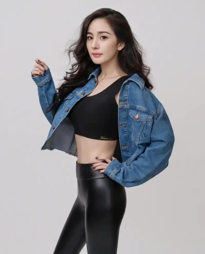 杨幂身材真的太好了,而且穿皮裤也特别好看!