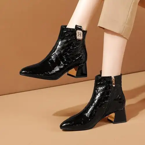 短靴女粗跟新款女鞋秋冬加绒棉靴短筒皮靴子漆皮尖头女靴皮短靴女