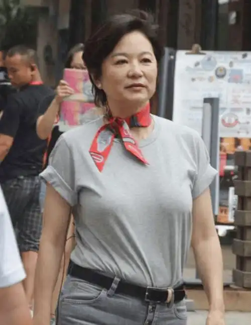 原创69岁林青霞身材真丰腴穿t恤牛仔裤差点撑变形洋气又减龄