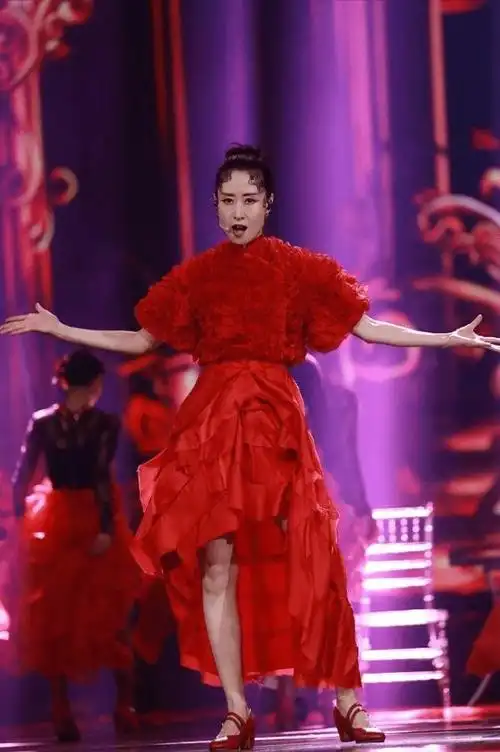 刘敏涛脚踩红色高跟鞋展示出圈经典歌曲就是长相不吃香