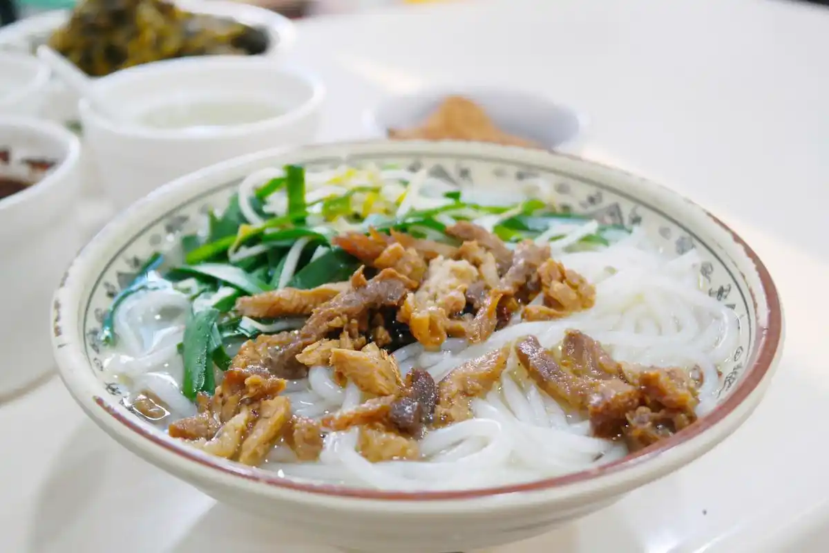 去龙岩吃清汤粉,一碗咸肉粉十元钱,路边小店也有大美味!