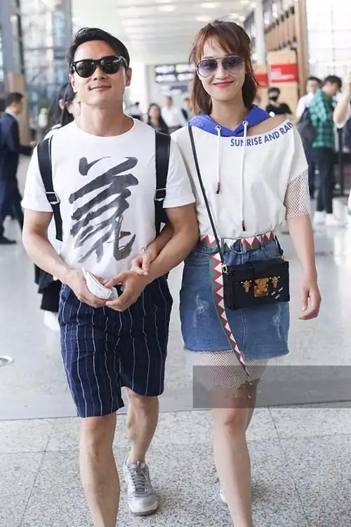 曹骏和蓝盈莹情侣合体现身牵手撒狗粮模样清新外表亮丽
