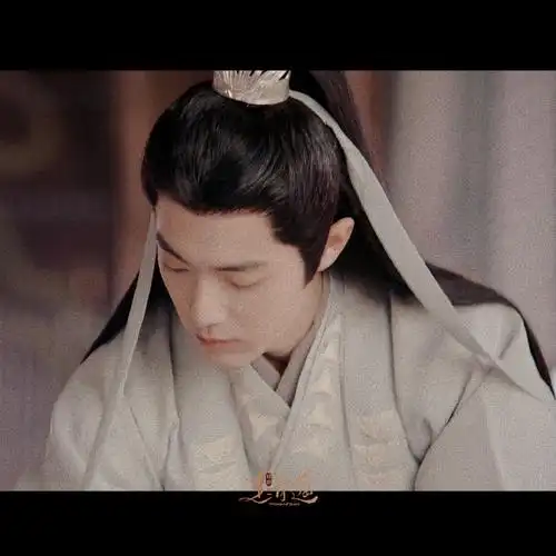 肖战##肖战时影#时影·发带  |  时影的发带是会根据衣服材质而改变