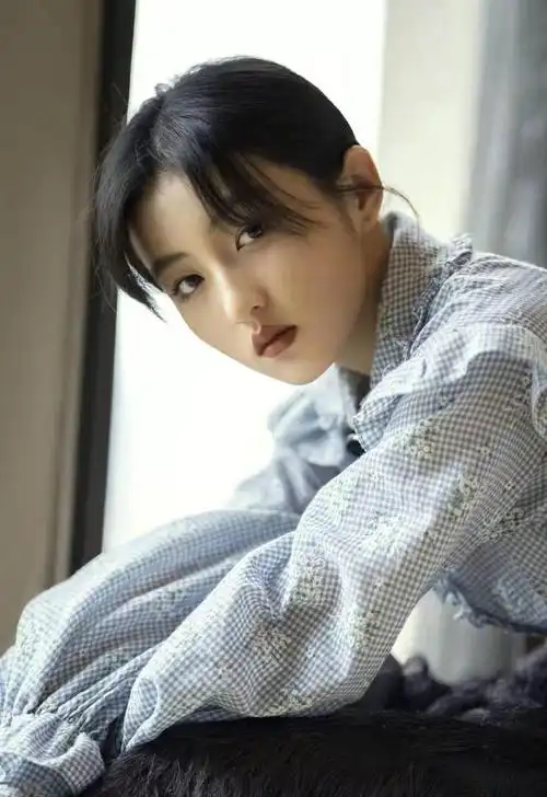 国民兄妹集合张子枫穿马甲跟彭彭搞怪张艺兴偶像感太重像外人