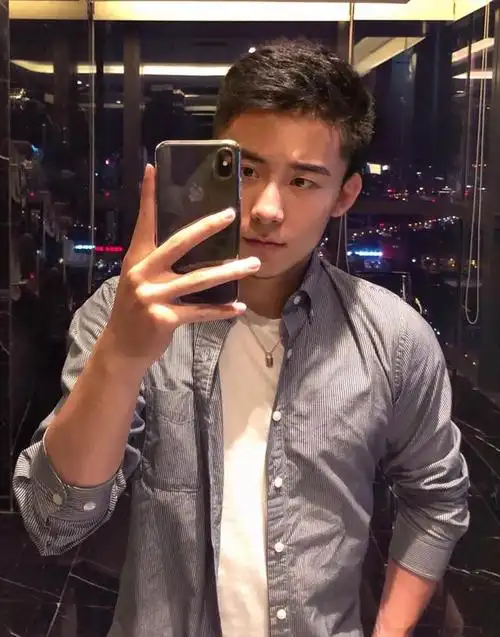 自拍爱伸舌头肌肉男,这样的臭弟弟好可爱!提前送上你的七夕男友