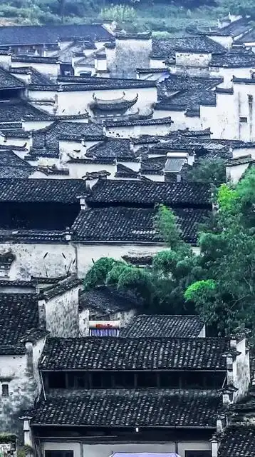 这就是江南小镇,白墙青瓦,看上就是古朴