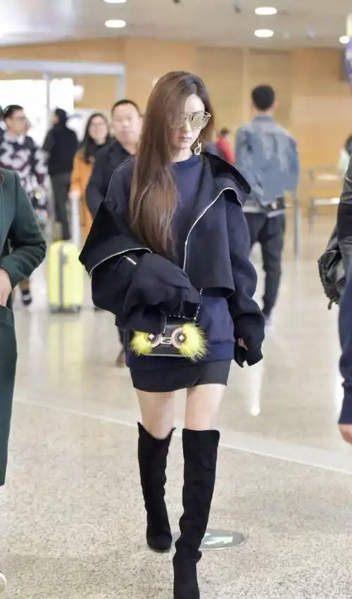 赵丽颖换了风格像换了个人一身叠穿配长筒靴辣妈身材不输女团