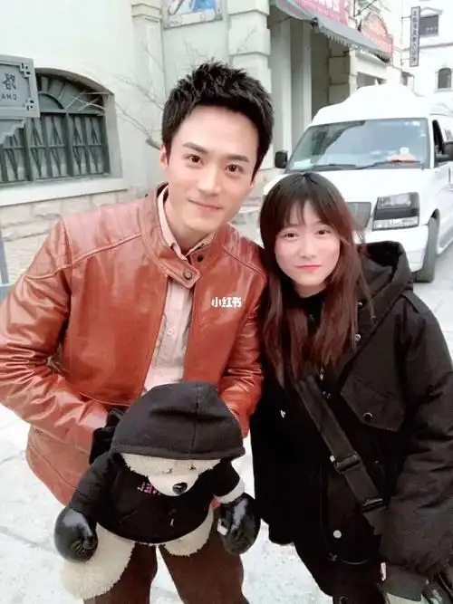 这是19年拍的《恨君不似江楼月》时跟茅子俊老师拍的合照,俊哥人很好