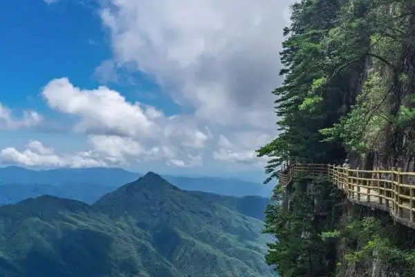 明月山风景区位于宜春市中心城南温汤镇潭下村,占地面积136平方公里