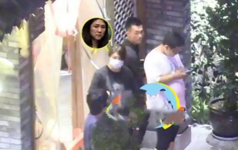 而且谢易桦的身边还带了一个小女孩,网友们猜测应该是钟汉良的女儿.