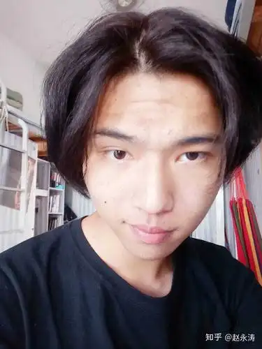 男生自来卷留长发是什么样子呢?