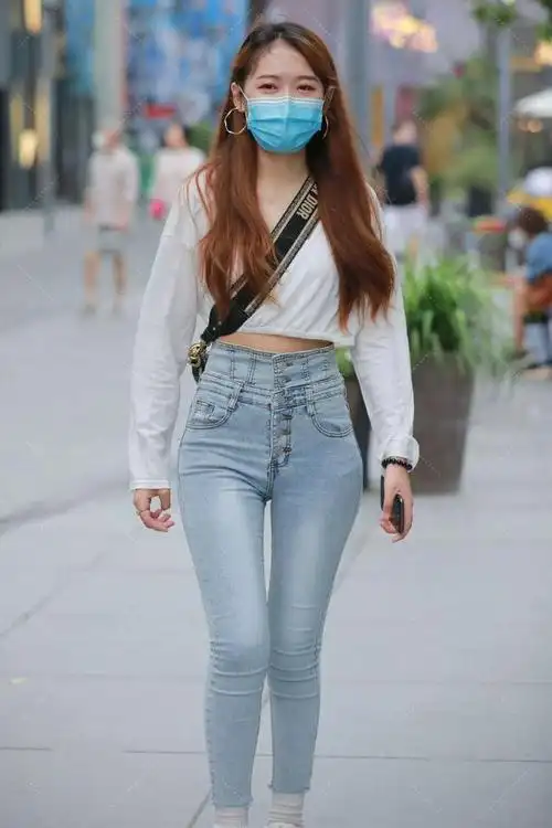 休闲衬衫搭配白色牛仔裤,时尚百搭,显高又显瘦