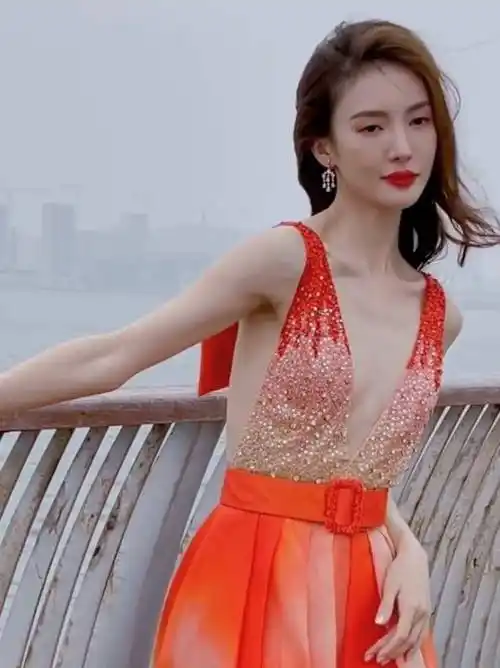 原创金晨瘦成啥样了化妆时被拍看见她穿v领的身材就剩一层皮了