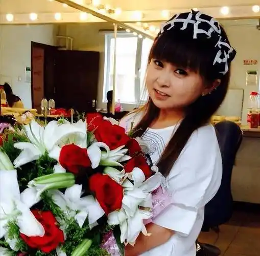 朱洁:嫁给身高1米2的"袖珍"医生,坚持不生孩子,今被宠成公主_朱杰