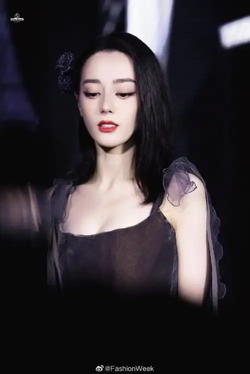 迪丽热巴第二套#礼服造型,白到发光的暗夜玫瑰,好美!