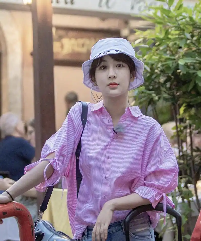 杨紫魅力全开,身穿墨蓝丝绒拼接纱裙亮相,美出了新境界,超好看