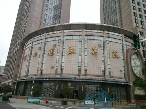 (朝南方向是泓升苑酒店)