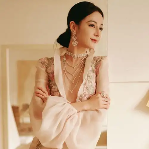 messika高级珠宝##vogue时尚之力盛会##迪丽热巴深v刺绣礼服