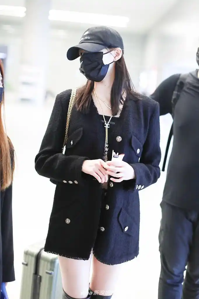 关晓彤穿过膝靴大秀漫画腿02西装look又美又飒