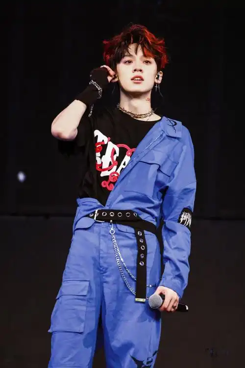 左航 舞台表现力##左航红发挑染造型##今日星拍放送##左航演唱会状态