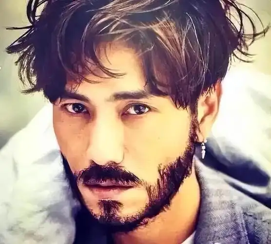 黄晓明的络腮胡真的不合适呀!