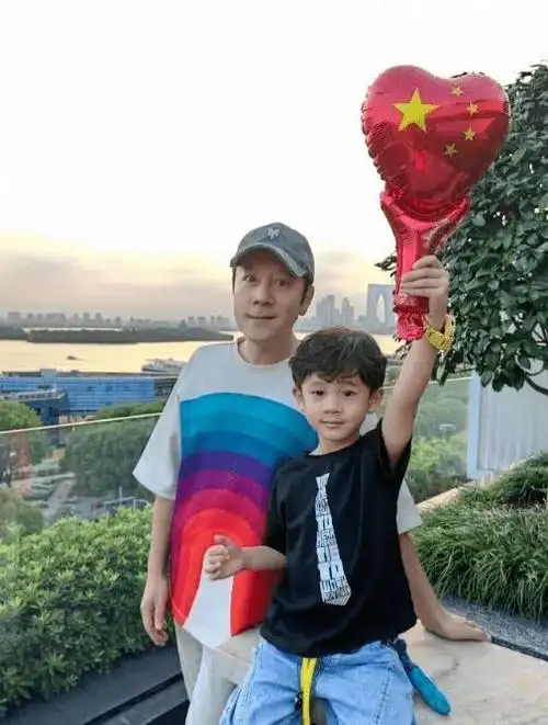 蔡国庆晒出儿子庆宝的照片引发热议歌手蔡国庆最近在社交媒体上晒出了