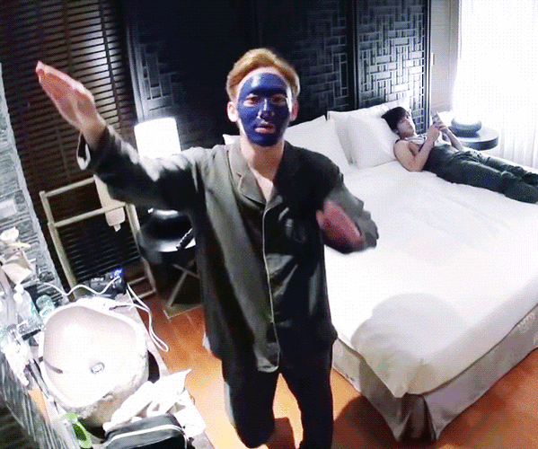 金钟大深夜乱舞深蓝色面膜也挡不住的帅气