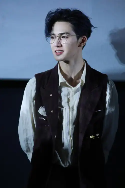 今天是带病工作的蓝发金丝眼镜的朱正廷 够帅的!