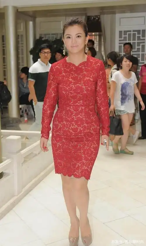 李湘真是太自信了,穿紧身衣身材看着肉肉的,太有个性了