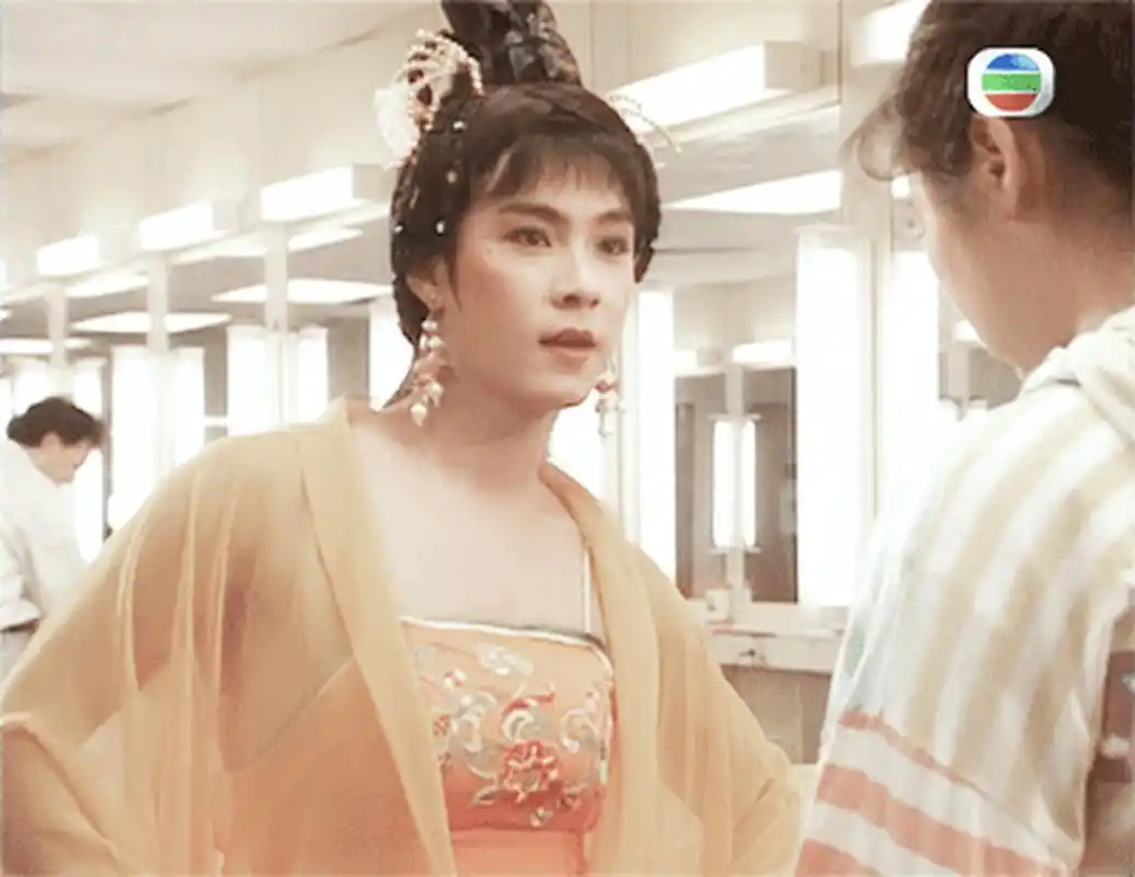1992年的港姐决赛上,张卫健以女装大佬的造型,来做选手的助演嘉宾,一