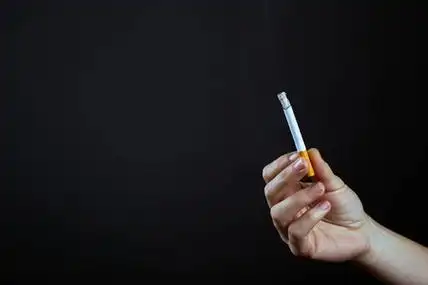 一只手拿烟的图片,手拿烟真实照片-图片大观-奇异网