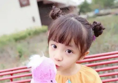 小女孩齐刘海双扎编发丸子头发型齐刘海的小女孩双扎编发丸子头发型