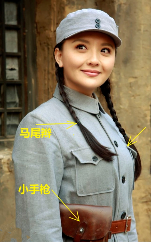 抗日神剧上的八路军士兵一身崭新的军装,一把漂亮的小手枪,还有两根