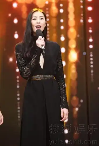 刘雯录制《天天向上》走秀气场爆棚