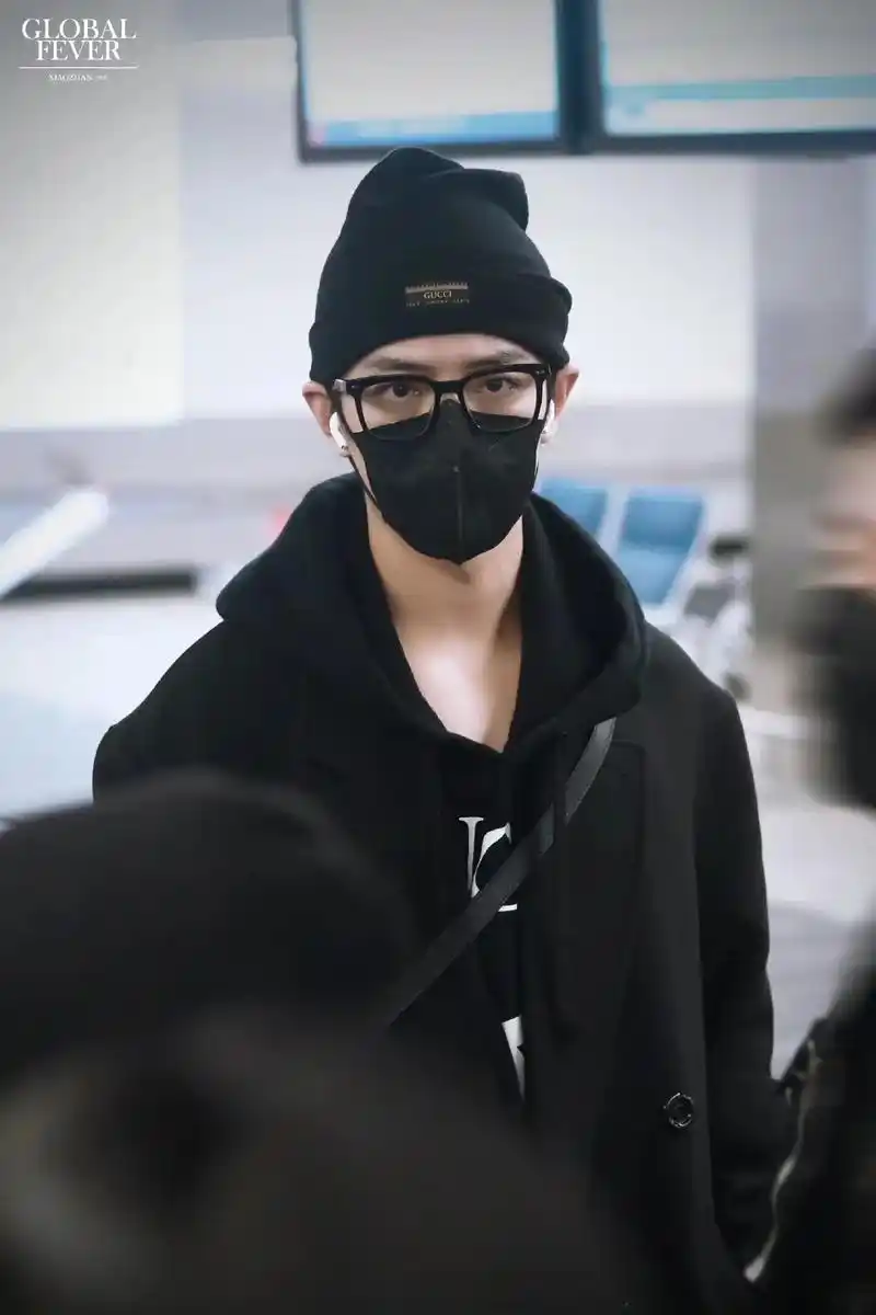 肖战米兰时装周 #机场穿搭 #肖战顺顺利利 #霸气出场走路 - 抖音