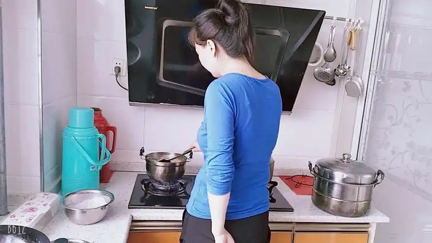 看到妈妈厨房忙碌的身影,献上女儿最真心的感恩!