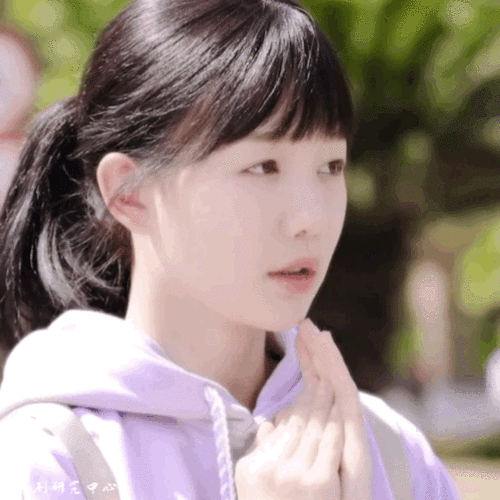 徐梦洁意外的出色,不管是造型还是演技,都超乎人的想象,齐刘海的造型