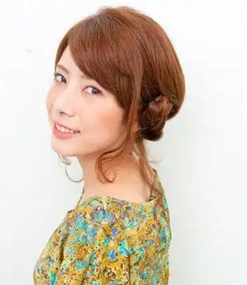 方脸不短不长头发如何扎 方脸扎头发的方法_发型师姐