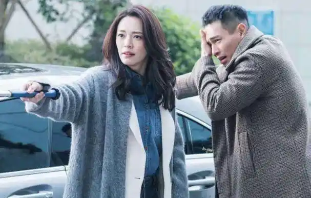 姚晨现身村口拍戏?穿着打扮接地气,素颜出行无人识_演技_明星_包装