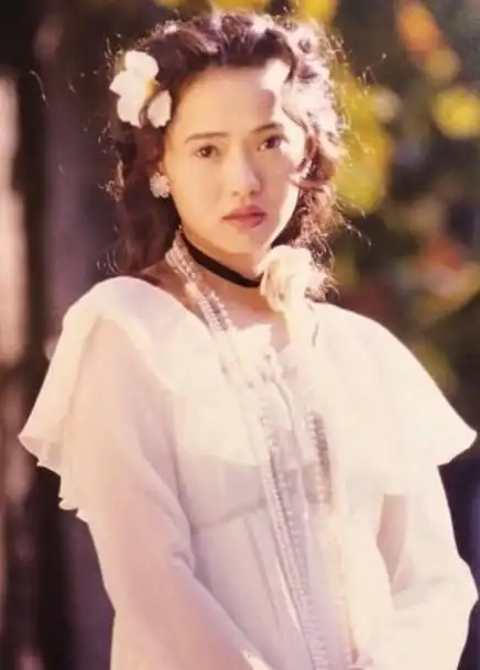 同时,伊能静不仅仅是一位歌手,还是一个才女.