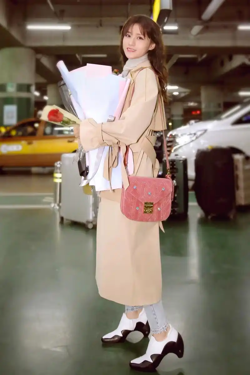 卫衣|"白富美"陈意涵私服超会穿,贝雷帽打造复古高贵,元气美少女